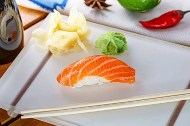 Tabakta somon balığı. Wasabi ve zencefil yakında.