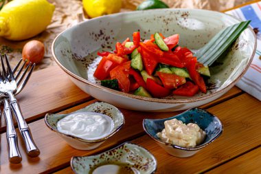 Tabakta domates ve Asya soslu salatalık var.