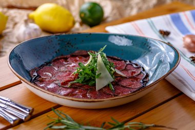 Parmesanlı biftek carpaccio ve roka.
