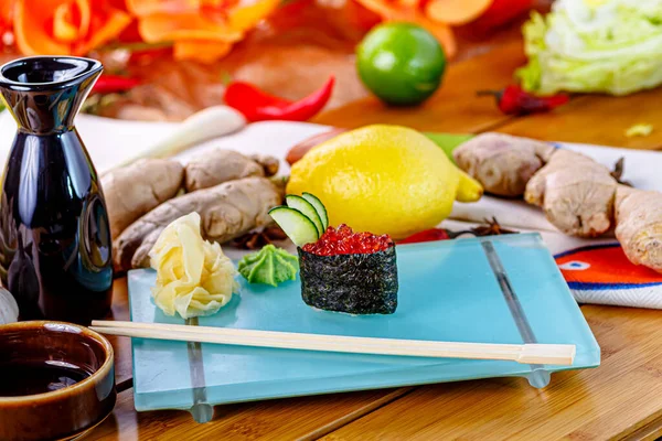 Gunkan Caviale Con Salsa Sono Sul Piatto Wasabi Zenzero Nelle — Foto Stock