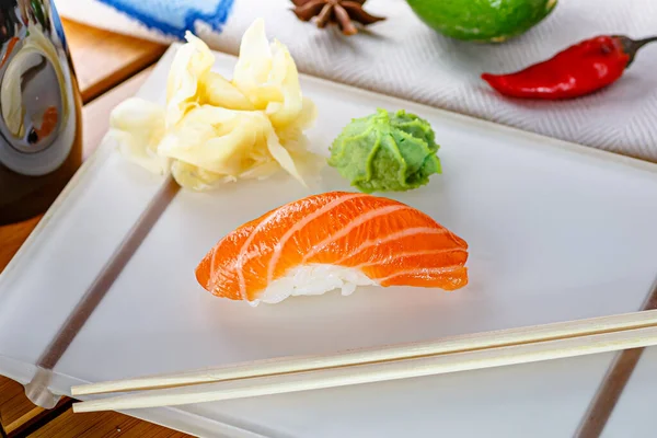 Zalmsashimi Een Bord Wasabi Gember Vlakbij — Stockfoto