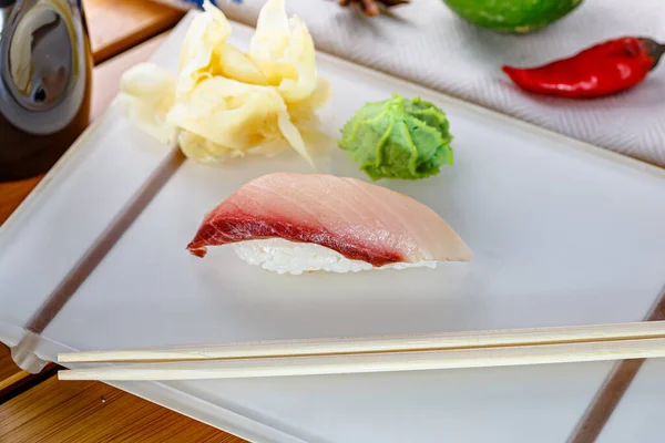 Yellowtail Sashimi Talíři Wasabi Zázvor Poblíž — Stock fotografie