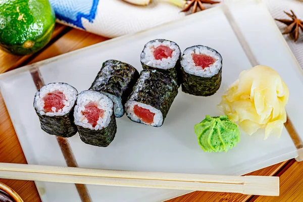 Sushi Broodjes Hosomaki Met Tonijn Liggen Het Bord — Stockfoto