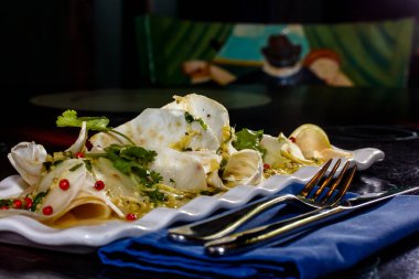 Tabakta taze kereviz kökü ve elma salatası var.