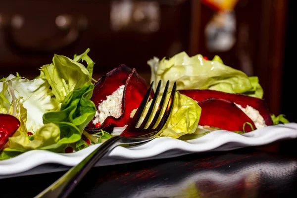 Veganer Rote Bete Salat Salat Und Weichkäse Auf Einem Teller — Stockfoto