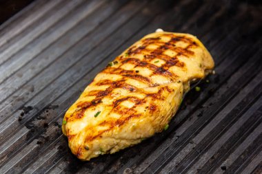 Tavuk göğsü restoranda ızgara.