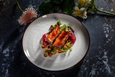 Tabakta mantarlı ızgara biftek, patates püresi ve pancar sosu var.