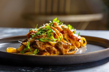 Pastırmalı ya da etli makarna tabakta.