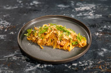 Pastırmalı ya da etli makarna tabakta.