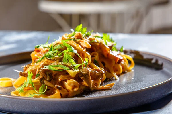 Fettuccine Tészta Szalonnával Vagy Hússal Tányéron — Stock Fotó