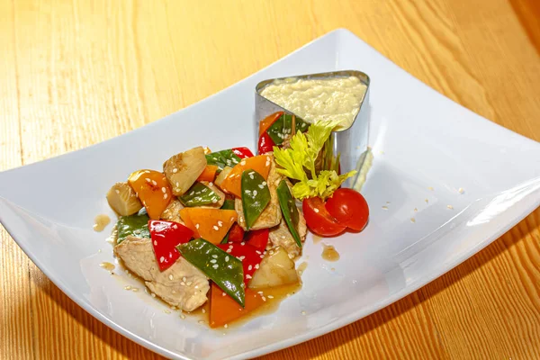 Stukjes Kipfilet Worden Gebakken Met Groenten Pepers Tomaten Erwtenpeul — Stockfoto