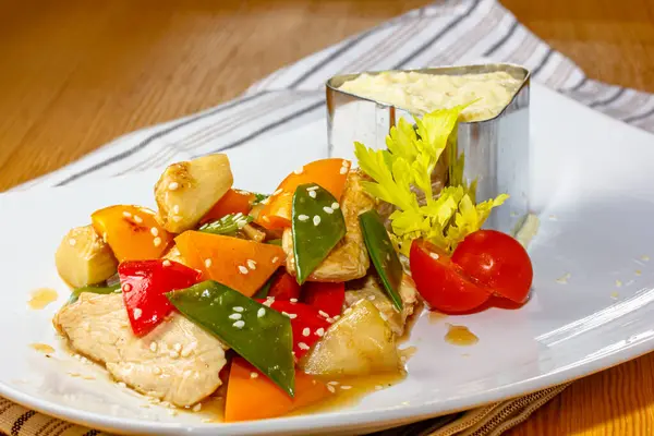 Stukjes Kipfilet Worden Gebakken Met Groenten Pepers Tomaten Erwtenpeul — Stockfoto