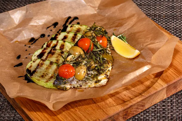 Pesce Forno Con Pomodori Zucchine Rosmarino Carta — Foto Stock