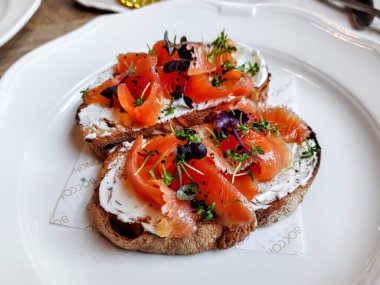 Hafif tuzlu somon ve krema tabakta.