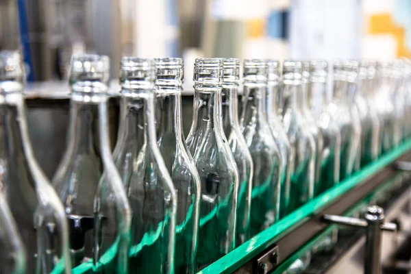 生产酒精饮料的工厂 输送机上的伏特加酒瓶 — 图库照片