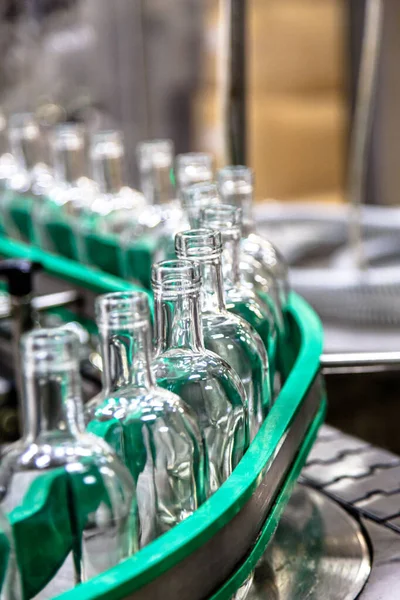 生产酒精饮料的工厂 输送机上的伏特加酒瓶 — 图库照片