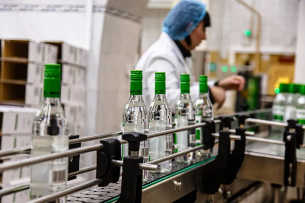 Fábrica Para Produção Bebidas Alcoólicas Garrafas Vodka Transportador — Fotografia de Stock