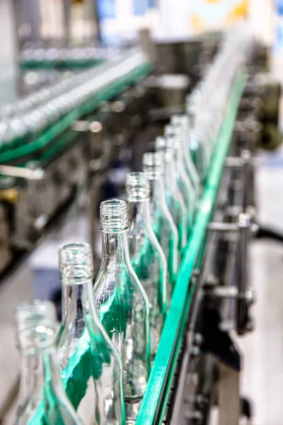 Usine Pour Production Boissons Alcoolisées Bouteilles Vodka Sur Convoyeur Photos De Stock Libres De Droits