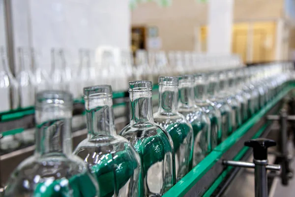 Usine Pour Production Boissons Alcoolisées Bouteilles Vodka Sur Convoyeur Image En Vente