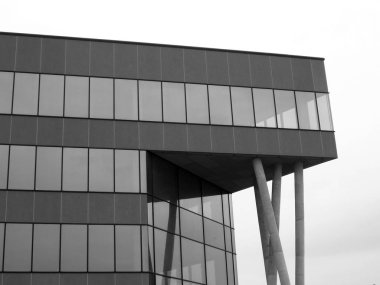 Sütunlar, duvarlar ve cam bir sürü