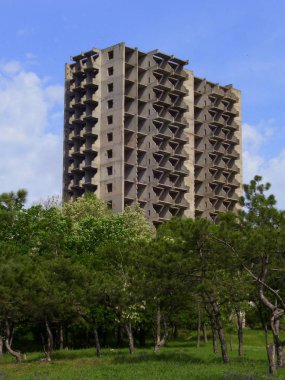 Ormanı eteklerinde bitmemiş ev