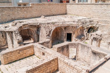 Azerbaycan 'ın Bakü kentindeki Shirvanshahs Sarayı' ndaki antik hamam harabelerinin manzarası. Bakü 'deki Shirvanshahs Sarayı' ndaki eski hamamın kalıntıları.