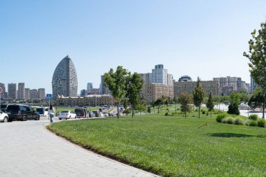 Bakü, Azerbaycan - 18 Mayıs 2025: Çağdaş bir mimari eser olan Heydar Aliyev Merkezi 'nden Bakü' nün şehir manzarası.