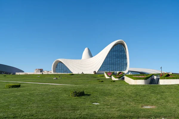 Bakü, Azerbaycan - 18 Mayıs 2025: Azerbaycan 'ın Bakü kentindeki Heydar Aliyev Merkezi, Zaha Hadid tarafından tasarlanmış modern bir mimari yapıdır..