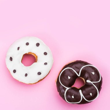 Renkli camlı çörek, izole beyaz arka plan üzerinde üstten görünüm