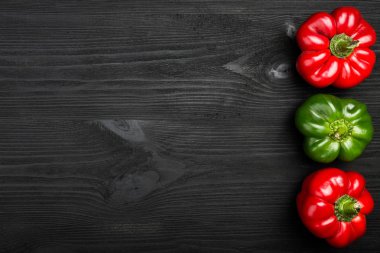 Sebze, karanlık bir arka plan üzerinde taze sulu biber. Kopya alanı ile üstten görünüm