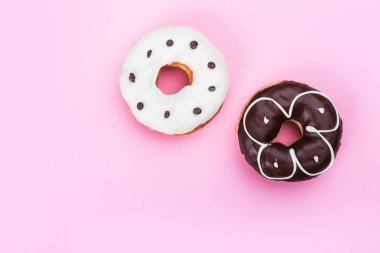 Renkli camlı çörek, izole beyaz arka plan üzerinde üstten görünüm