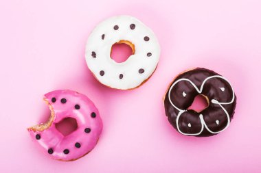 Renkli camlı çörek, izole beyaz arka plan üzerinde üstten görünüm