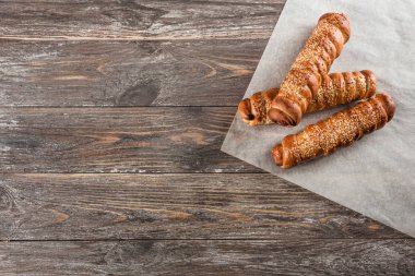 Hamur kağıda masada sosis