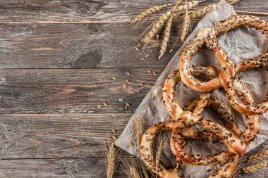 Ahşap masa dekorasyonu ile kompozisyon halılar