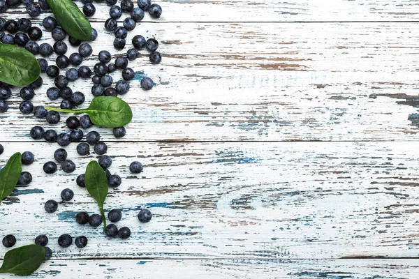 Çilek ve yaymak masada bırakır. Meyve kompozisyon, üstten görünüm