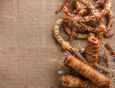 Simit dekor ve sosis ahşap masa üzerinde Hamur bileşimi