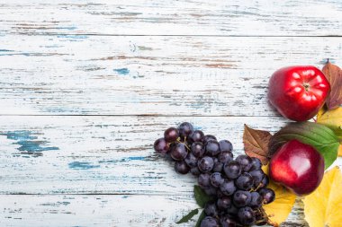 Yaprak ve meyve ile sonbahar kompozisyon. Eski ahşap arka plan üzerinde. Üstten görünüm