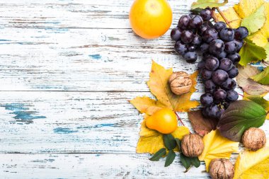 Yaprak ve meyve ile sonbahar kompozisyon. Eski ahşap arka plan üzerinde. Üstten görünüm