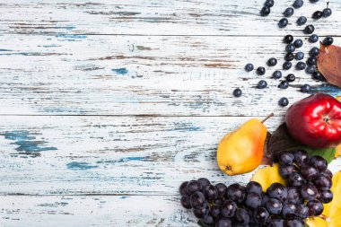 Yaprak ve meyve ile sonbahar kompozisyon. Eski ahşap arka plan üzerinde. Üstten görünüm