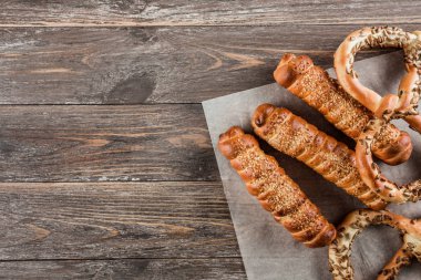 Simit ve masanın üzerine düzenlenmiş sosis yemekleri