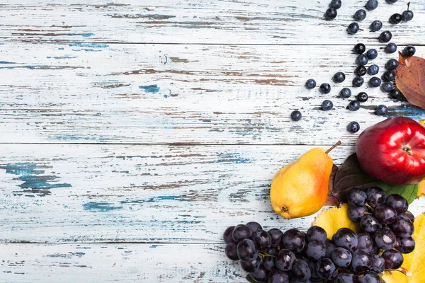 Yaprak ve meyve ile sonbahar kompozisyon. Eski ahşap arka plan üzerinde. Üstten görünüm