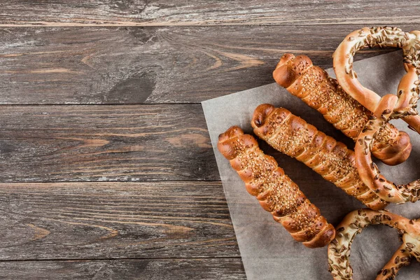 Simit ve masanın üzerine düzenlenmiş sosis yemekleri