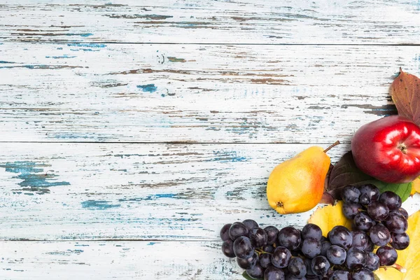 Yaprak ve meyve ile sonbahar kompozisyon. Eski ahşap arka plan üzerinde. Üstten görünüm