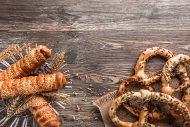 Simit dekor ve sosis ahşap masa üzerinde Hamur bileşimi