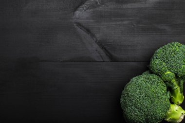 Taze brokoli rustik ahşap masa, sonbahar sebze üzerinde. En iyi görünüm ve kopya alanı