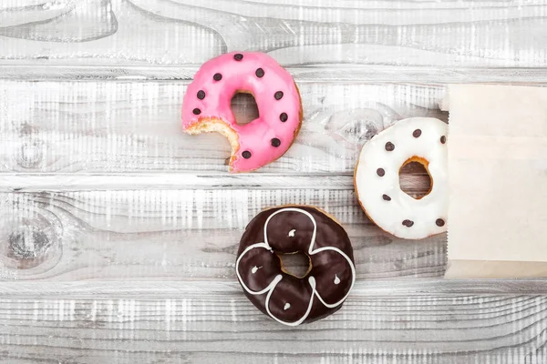 Bir paket dulky Donuts yerleştirilen tablo, üstten görünüm, metin için yer