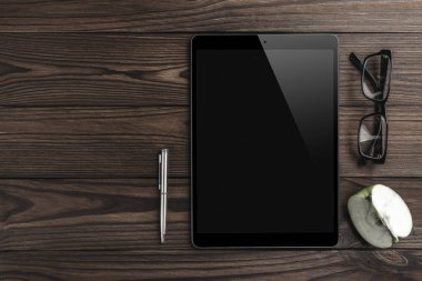 Yüksek çözünürlüklü, Gözlük, kalem ve dörtte bir ahşap çalışma alanında bir elma tablet. En iyi görünüm ve kopya alanı