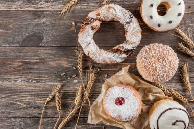 «Ana sayfa» değişik tahıl ekmek bir ürün yelpazesine görünümünü: donut ve simit eski ahşap arka plan üzerinde