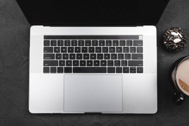 Modern bilgisayar klavye ve Kahvaltı, üstten görünüm