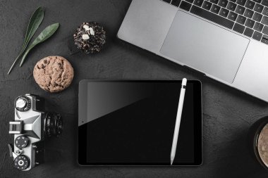 Duyarlı mock-up dizüstü bilgisayar, tablet ve fotoğraf kamera, üstten görünüm üstünde a okul sırası. Kahve molası tatlılar, üstten görünüm